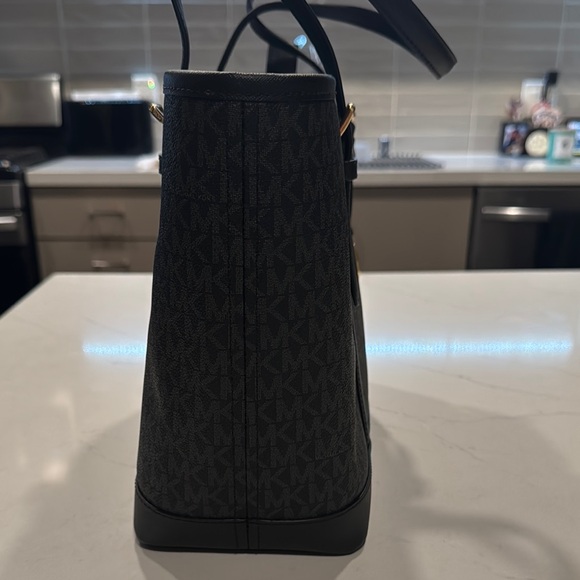 New Michael Kors Medium Jet Set Carryall Tote (Black Signature) never used - Picture 3 of 10